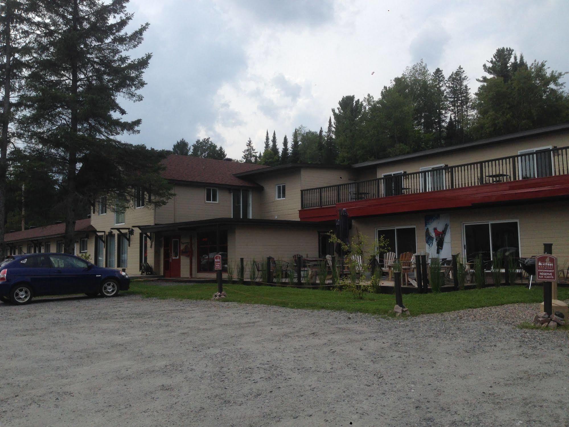 Attitude Montagne Hotel Saint Adolphe D'Howard Exterior foto
