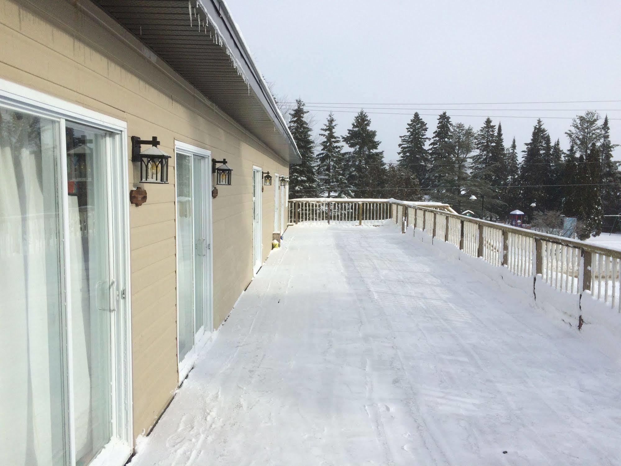 Attitude Montagne Hotel Saint Adolphe D'Howard Exterior foto
